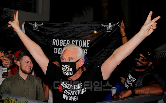 도널드 트럼프 미국 대통령이 10일(현지시간) '러시아 스캔들' 관련 혐의로 징역형을 선고받은 자신의 오랜 친구이자 정치 고문인 로저 스톤을 감형하자 스톤이 플로리다주 포트로더데일 자택 앞에 나와 기뻐하고 있다.   포트로더데일 로이터=연합뉴스